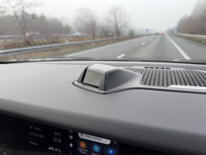 Eine Kamera auf dem Armaturenbrett überwacht die Aufmerksamkeit des Fahrers. (Bild: Dirk Kunde)